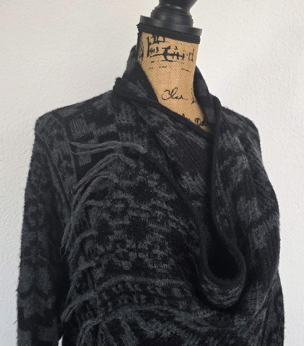 Giacche: Warme Strickjacke/Cardigan mit Fransen, Grau/Schwarz – Usato da Rheinsulz venduto da Gilea 1