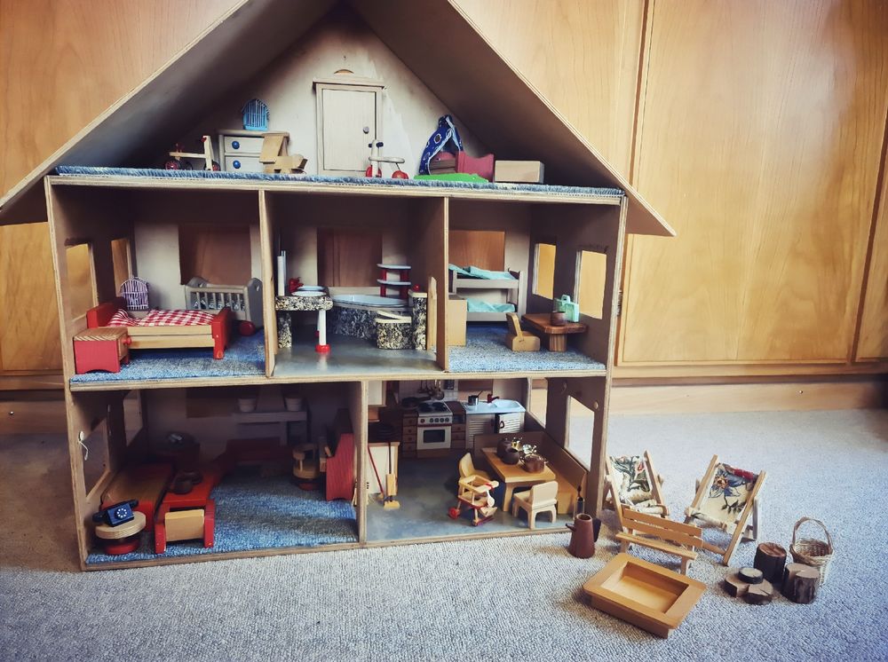 vintage-puppenhaus-mit-ber-20-holzpuppen-viel-zubeh-r-gebraucht-in