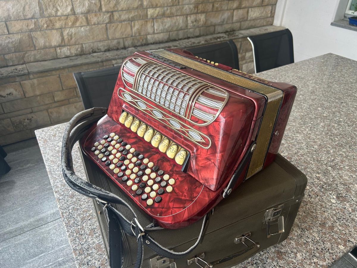 Hohner Strumenti musicali: Gepflegtes Hohner Akkordeon Riviera -3 – Usato da Küssnacht am Rigi venduto da Happy_home