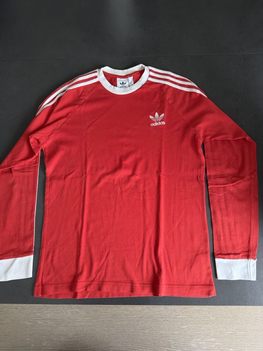 Tops: Haut Adidas rouge  – D'occasion à Châtelaine par Diogo.138