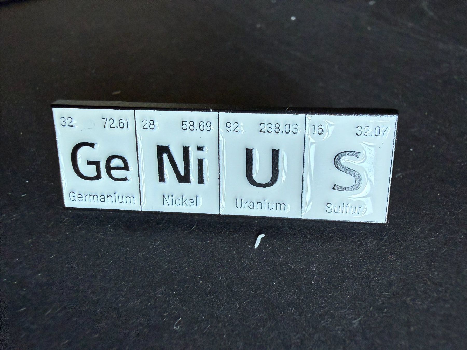 Broschen & Nadeln: Chemie-Stricker GeNiUS – Neu und originalverpackt aus Lützelflüh-Goldb von Elementis