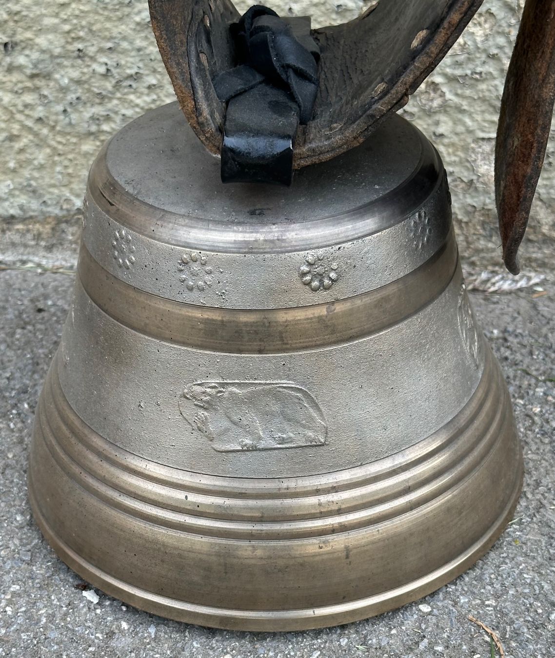 Campanacci mucche: Grosse Glocke mit schönem Laufbär – Usato da Kandergrund venduto da honey-art_and_more 2