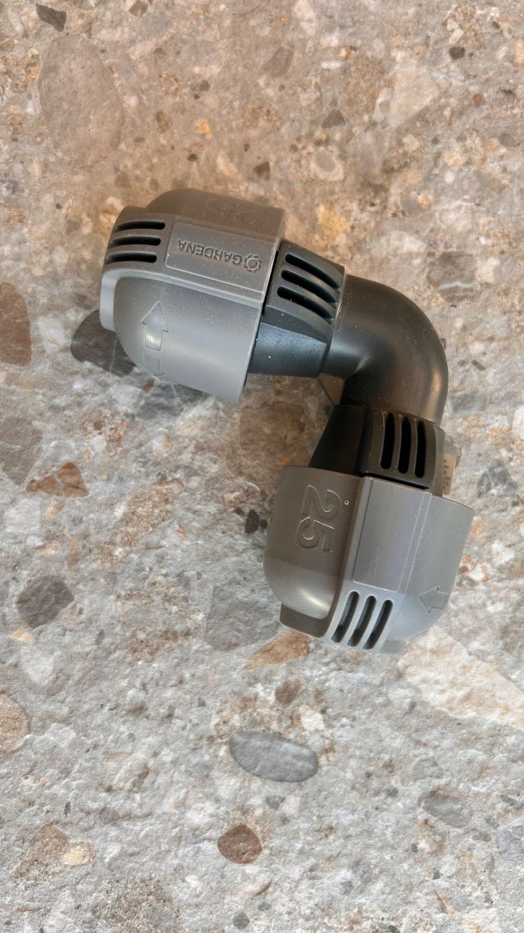 Humidifier & Arroser: Coude  diamètre 25 mm Gardena – Neuf (Voir description) à Riddes par Latuile