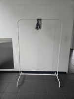 Kleiderstange weiss aus Metall mit Kleiderbügeln