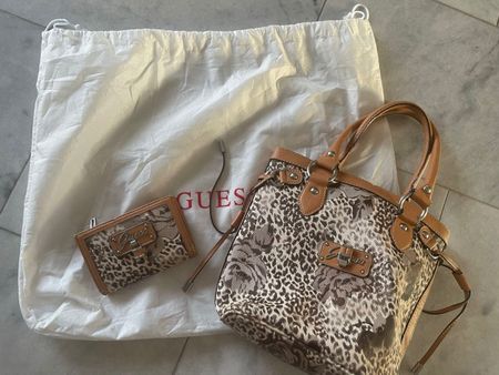 GUESS Handtasche inkl. passendem Portemonnaie – Animal Print