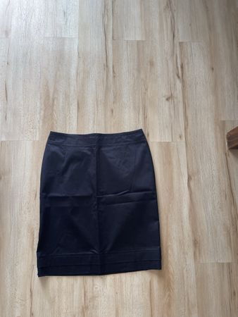 Jupe noire Calvin Klein (44) mais c’est un 38 Suisse neuve