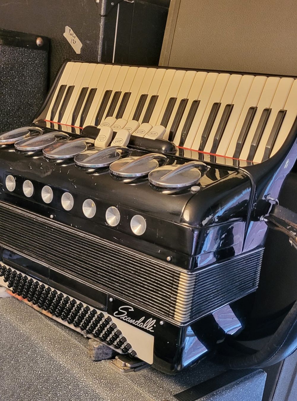Strumenti musicali: Accordéon Scandalli 4 voix – Usato da Penthalaz venduto da EvandroLuz