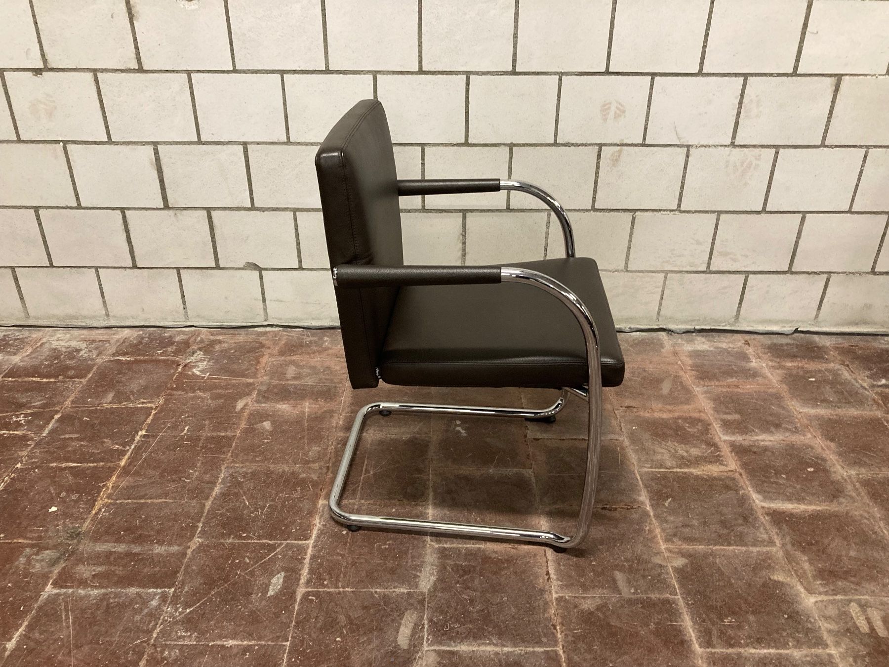 Vitra Stühle: Vitra Visasoft Freischwinger, Leder dunkelbraun – Gebraucht aus Bern von Solid 2