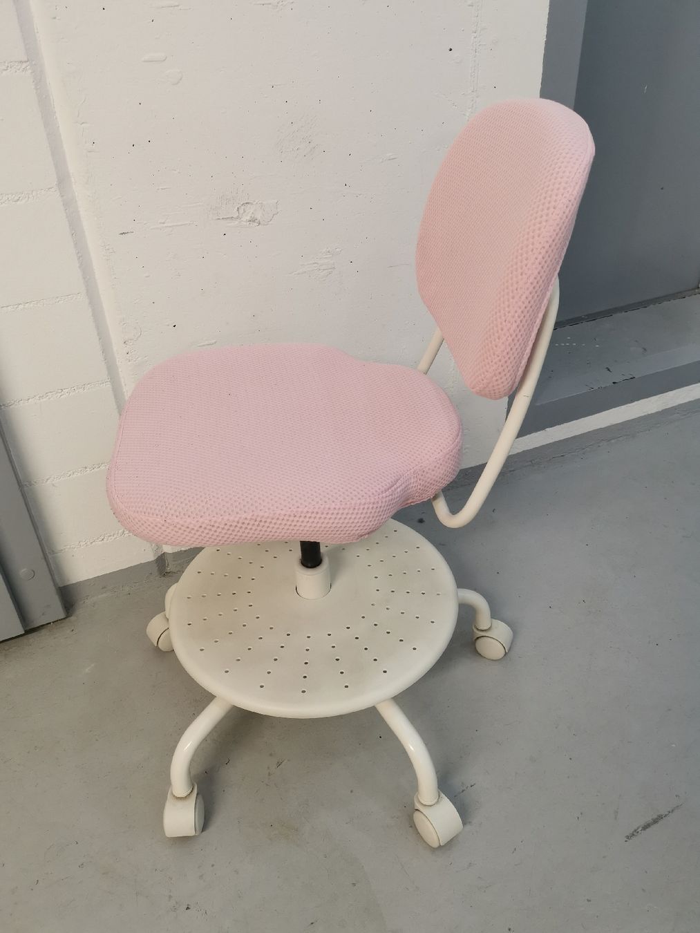 Ikea Sedie: Bürostuhl Kinder rosa – Usato da Ebnat-Kappel venduto da Kruemel15 2