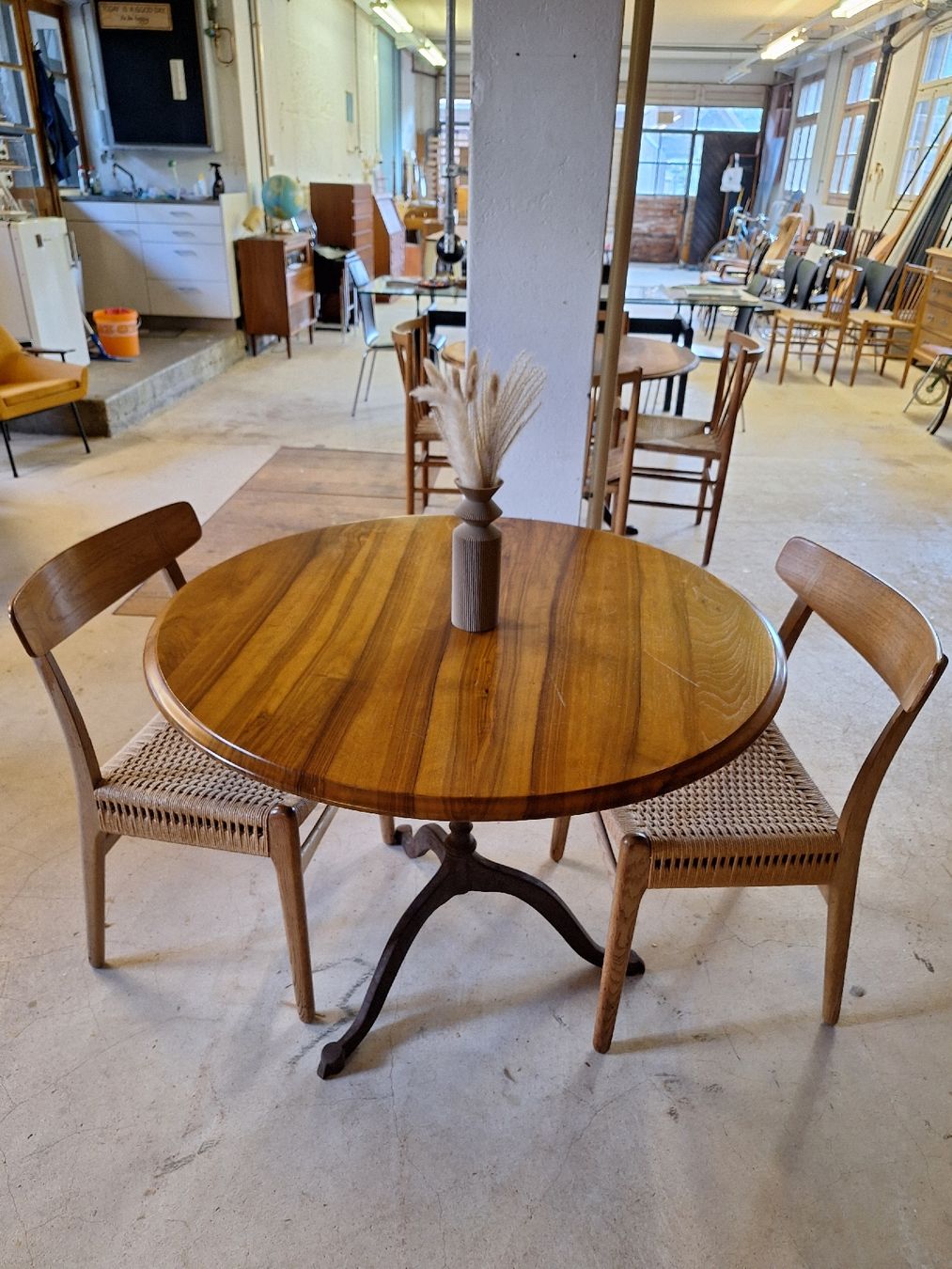 Tavoli: Nussbaum Bistrotisch mit Gusseisenfuss – Usato da Urtenen-Schönbühl venduto da Atelier21_bern 2