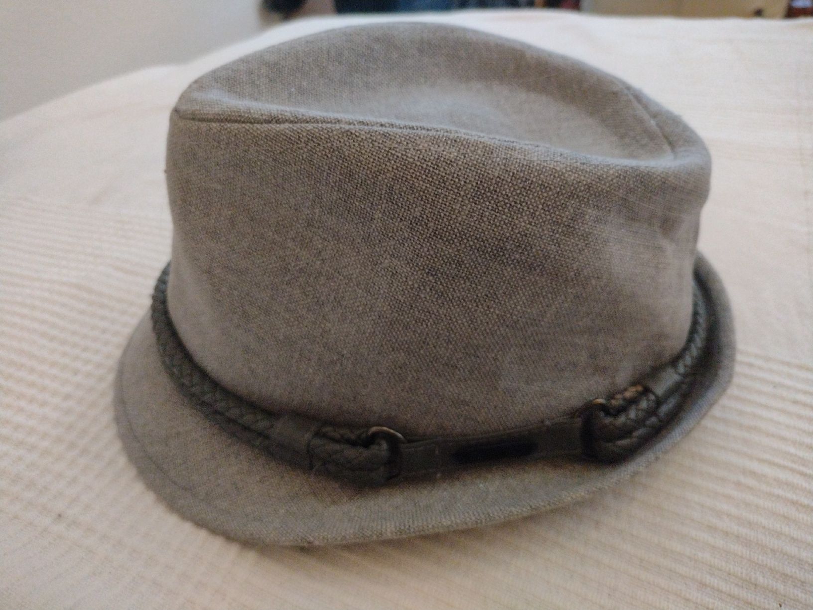 Calvin Klein Copricapi, berretti & cappellini: Calvin Klein Stylish Light Grey Hat, S – Nuovo (secondo la descrizione) da Zürich venduto da cat_9cvz