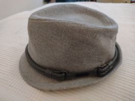 Calvin Klein Stylish Light Grey Hat, S