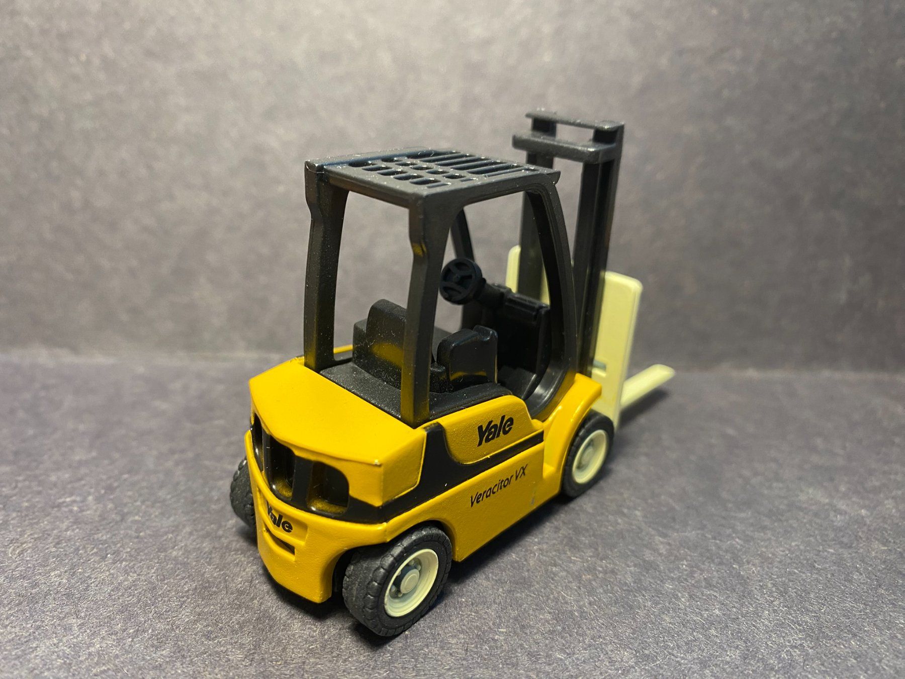 Spielzeuge: Gabelstapler Yale Veracitor VX Modellauto Rückzugmotor – Gebraucht aus Spiez von Mlandcruiser 5