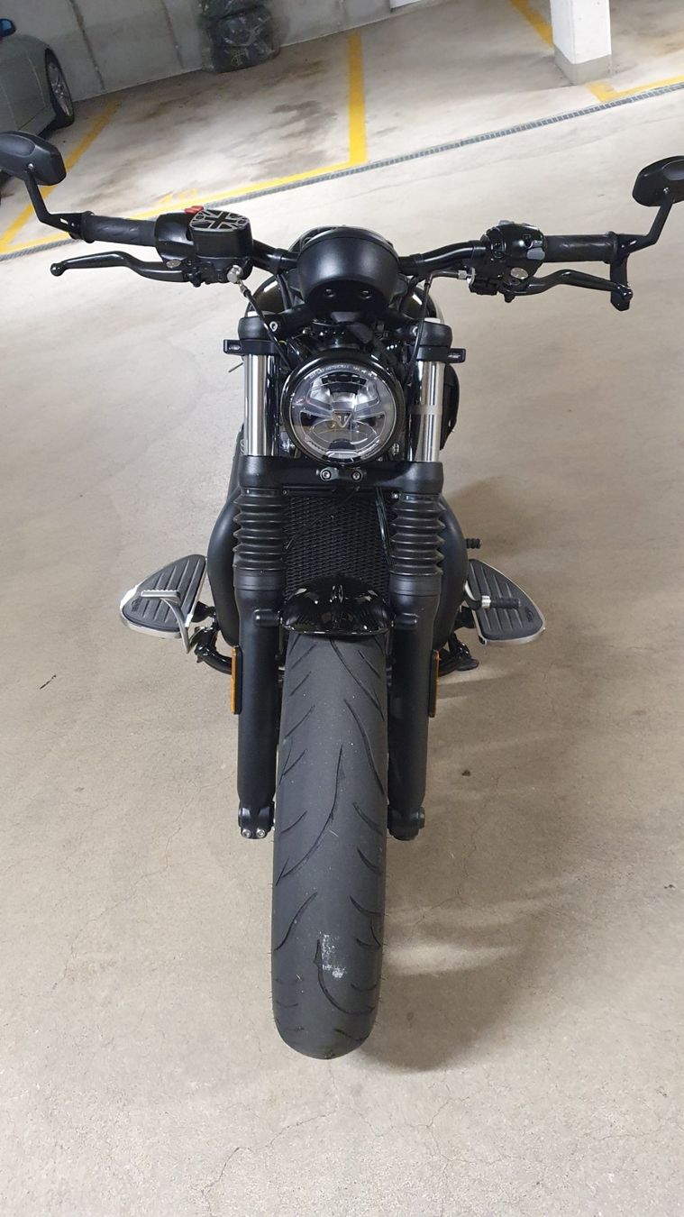 Triumph Strada: Triumph Bonneville Bobber Black – Usato da Nänikon venduto da Helvetia69 2