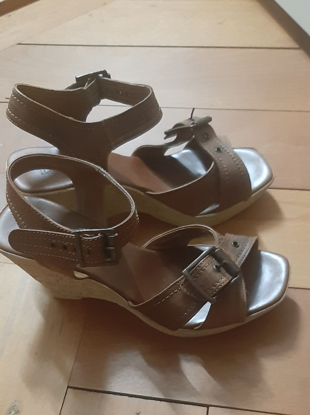 Damenschuhe: Braune Sandalen mit Keilabsatz, Gr. 37 – Neu und originalverpackt aus Zürich von Venecia25 2