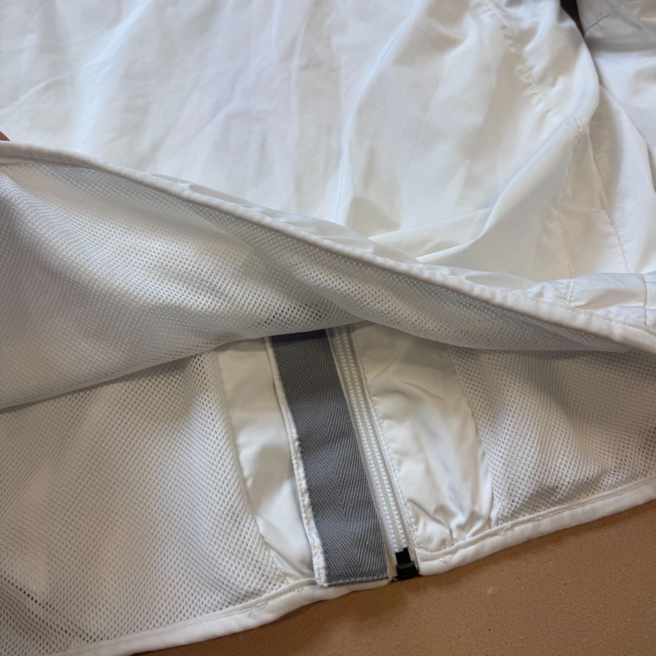 Nike Vestes: Nike Air athletic white track jacket – D'occasion à St. Gallen par sourced_limited 5