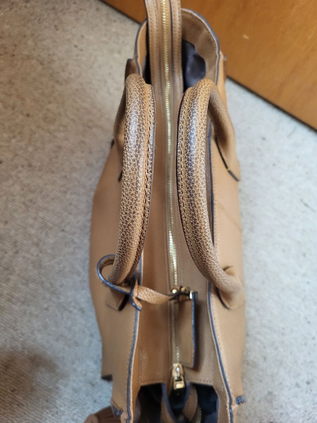 DKNY Taschen für Damen: DKNY Ledertasche – Gebraucht aus Zweisimmen von Adorable 2