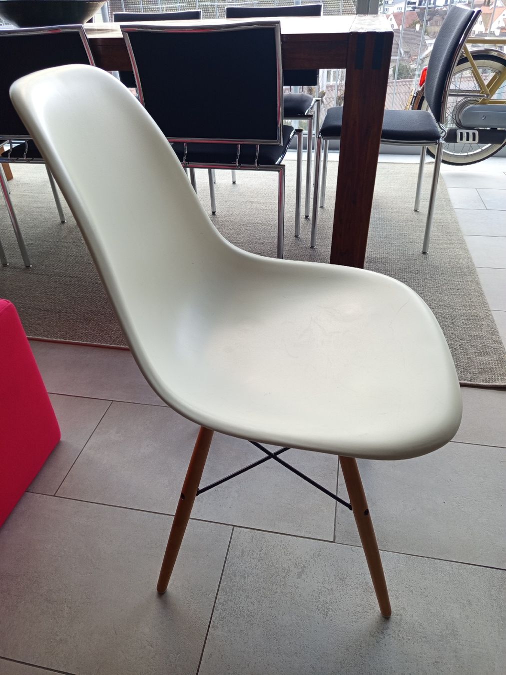 Eames Sedie: Zwei Vitra Eames Plastic Chair DSR, Charles & Ray Eames – Usato da Oberdorf BL venduto da Pietroc