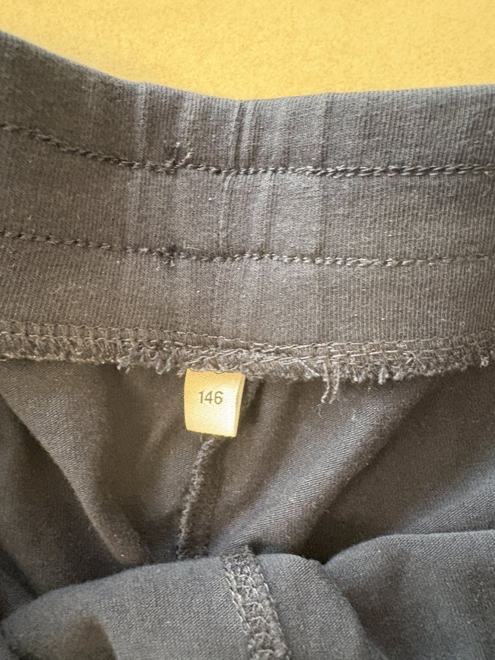 Pantaloni: kurze Turnhosen – Usato da Küssnacht am Rigi venduto da icbicb 1