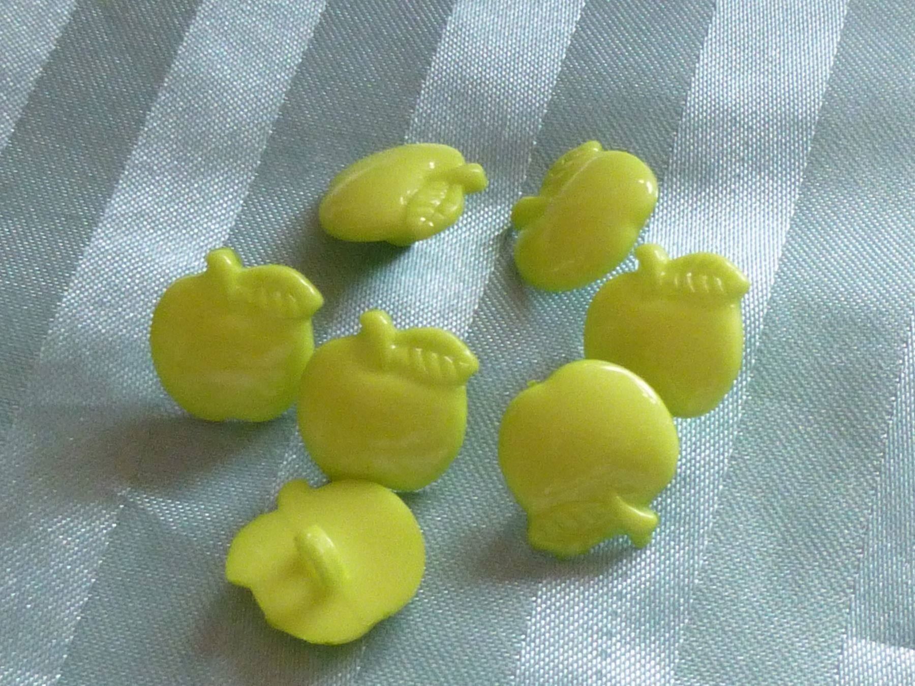 Knöpfe: 40 Knöpfe Granny Smith Acryl 16 mm – Neu (gemäss Beschreibung) aus Hinwil von Glasperlen 1