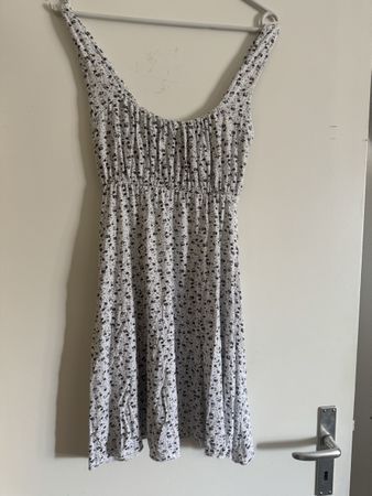 Sommerliches Kleid mit Blumenmuster, Grösse S 