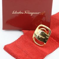Eleganter Tuchring von Salvatore Ferragamo