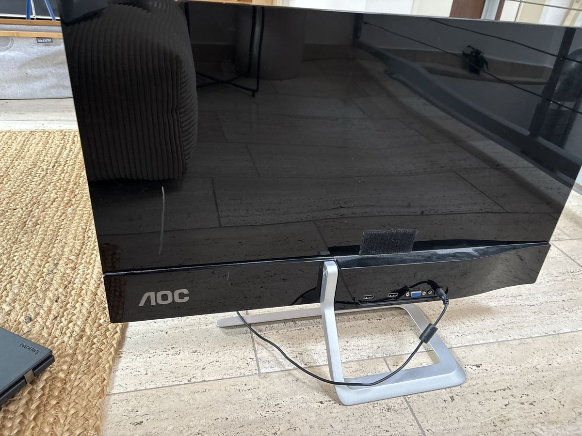AOC Monitore: Monitor AOC schwarz mit Standfuss, gebrauchter Zustand – Gebraucht aus Basel von Marferr 1