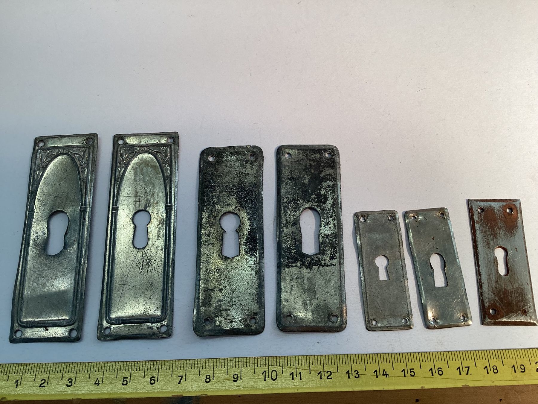 Ferramenta: 7 antike Türschilder Metall, Jugendstil, verschiedene Grösse – Usato da Eglisau venduto da mar_5rn2