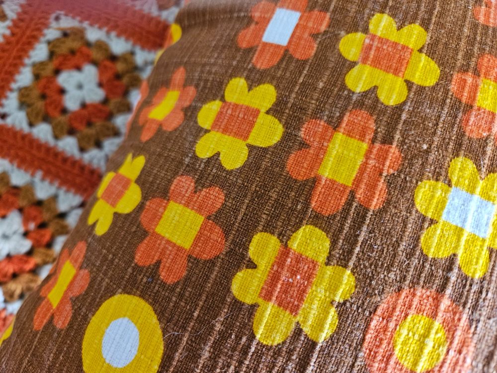 Coussin Au Crochet Vintage "Grany" Années 70 - Motif Fleuri Rouge, Marron, Vert