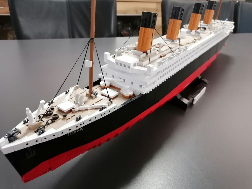 Modello Da Costruzione R.M.S. Titanic COBI - 720 Mattoncini, Scala 1:450, Con Ruote E Corde