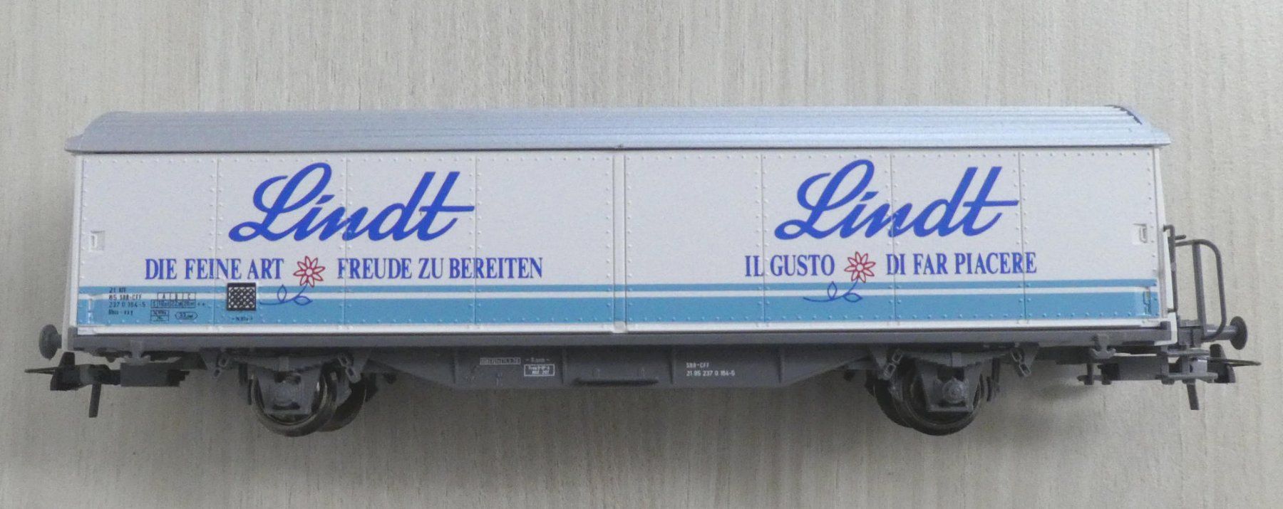 Roco Modellini di ferrovie: SBB Güterwagen Lindt  /  Roco / 2 - Achs / DC - Achsen – Usato da Chur venduto da Ost 3