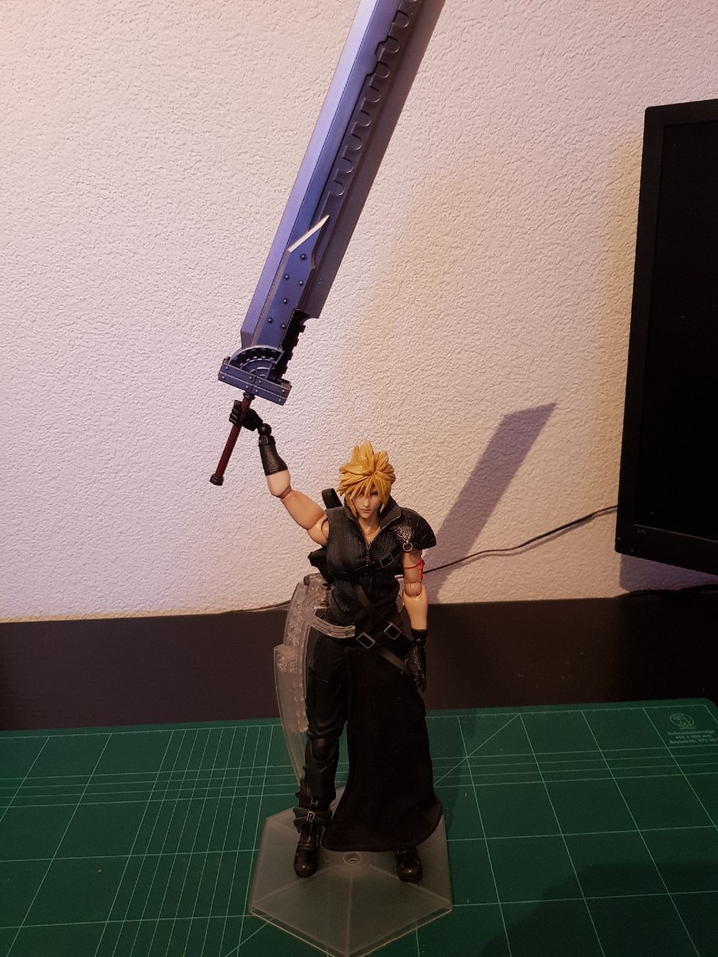 Statuette: Play Arts Action Figure Final Fantasy VII Cloud Strife – Usato da Niedergösgen venduto da Kamui8 8