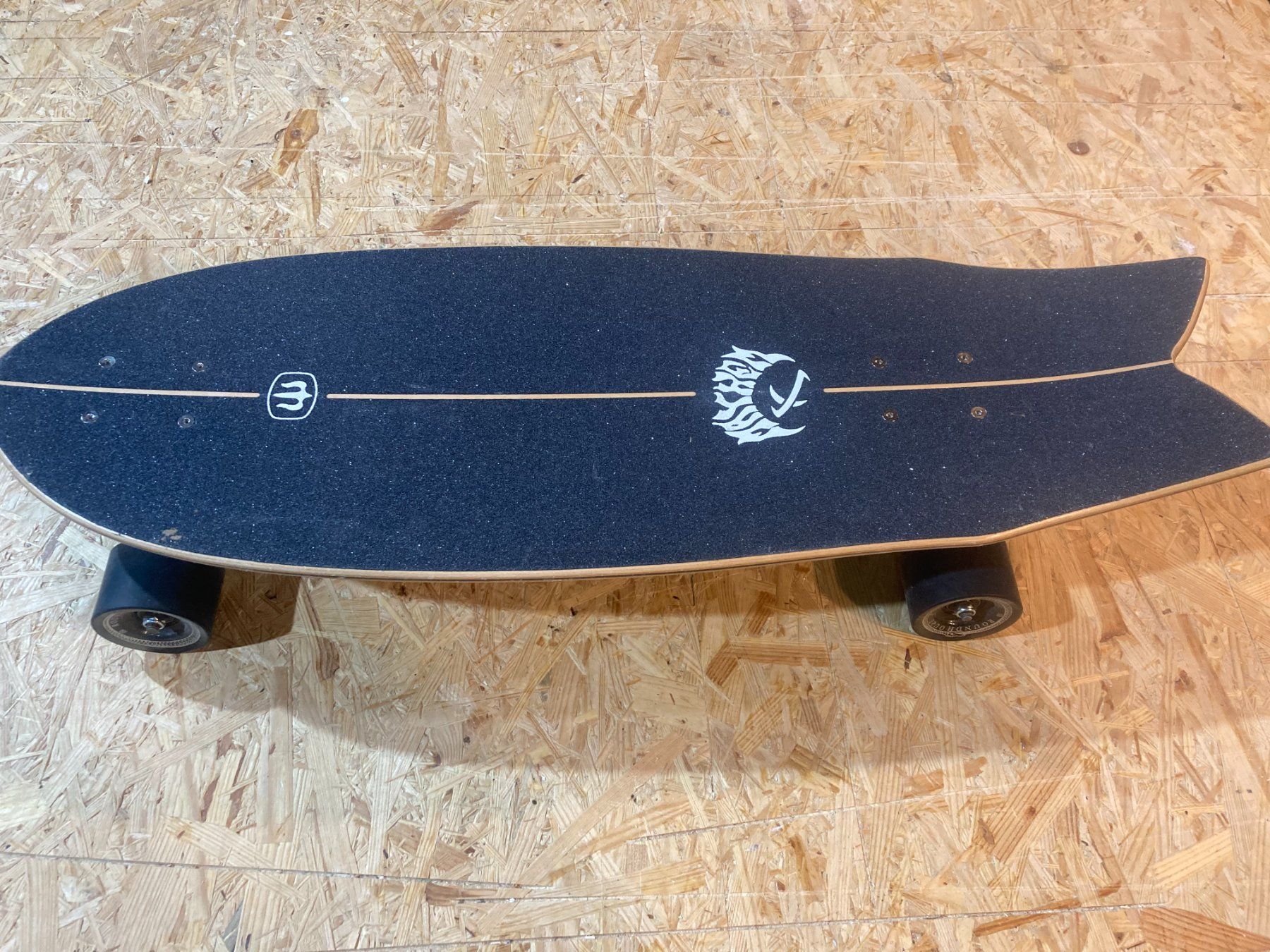 Skateboards: Skateboard / Curfboard / Fishboard – Usato da Alterswil FR venduto da Blackfisk 1