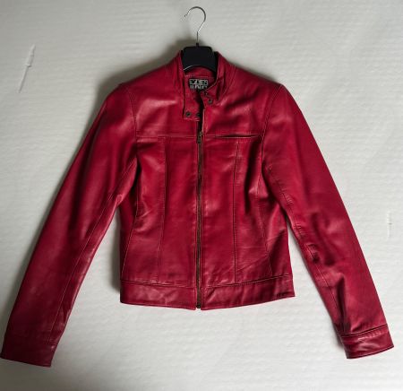 Rote Kunstlederjacke