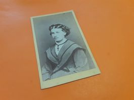 SCHWIIZER FRAU DAZUMAL - e JUNGI mit CHRüZ - USTER