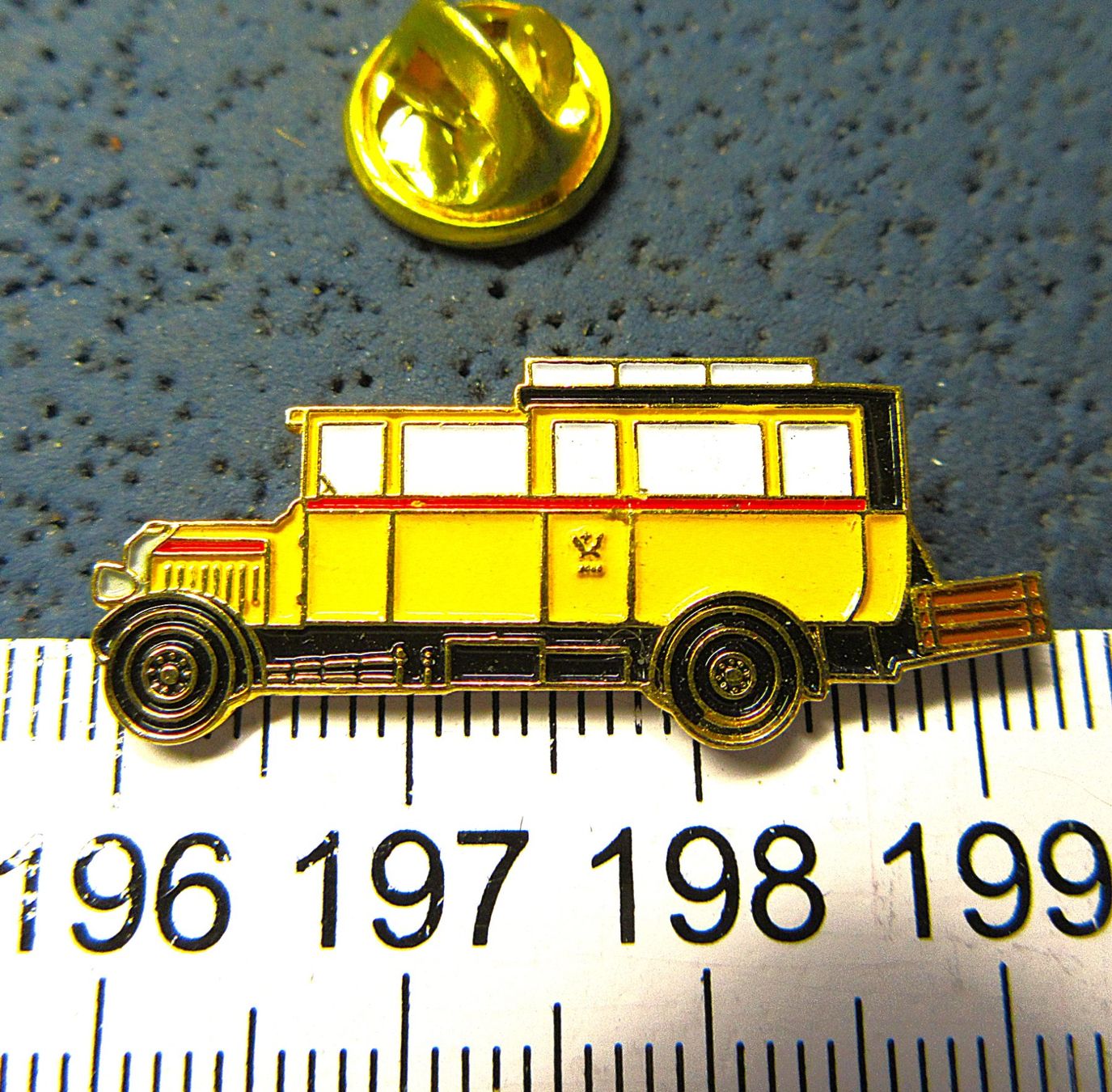Saurer Plaketten & Abzeichen: POSTAUTO SCHWEIZ OLDTIMER PIN – Gebraucht aus Ettingen von Hausi4711