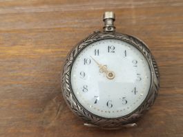 TASCHENUHR AUS SILBER 28 MM
