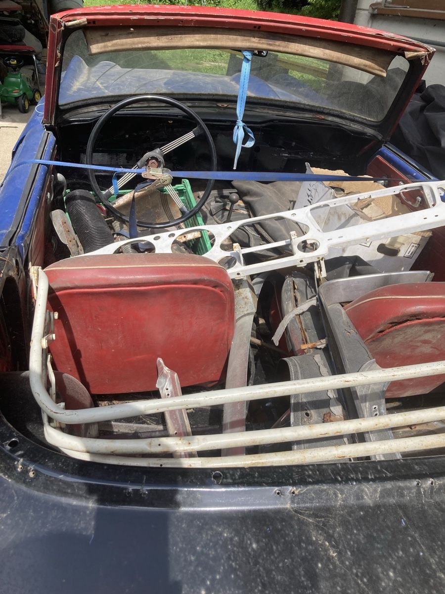 Triumph Automobili:  Triumph TR4 pour restauration – Usato da Romanel-s-Lausanne venduto da MG_IG_PN 3