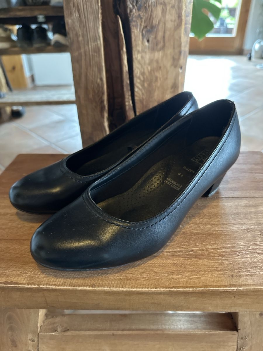 Damenschuhe: Klassische, schwarze Damen Pumps, Grösse 39 – Gebraucht aus Schnottwil von mic_d27v