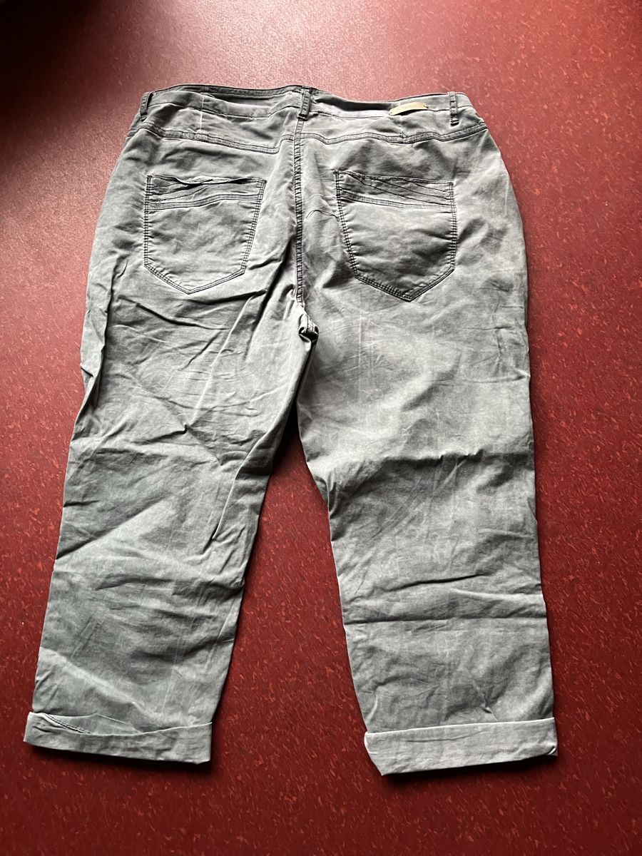Cecil Pantaloni: Damen Capri Hose grau Grösse 30 – Usato da Wiggen venduto da Zauber_fee 1