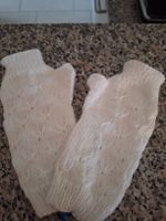 Handgestrickte, weisse Pulswärmer aus Wolle, Winter