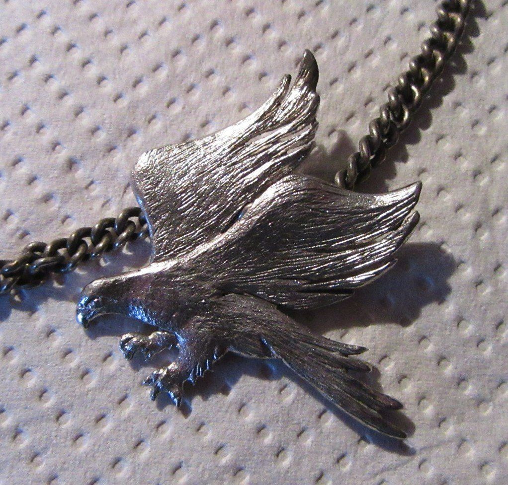 Catenine: Silberfarbene Kette mit Adler Anhänger. – Usato da Rüdtligen venduto da Carfield04