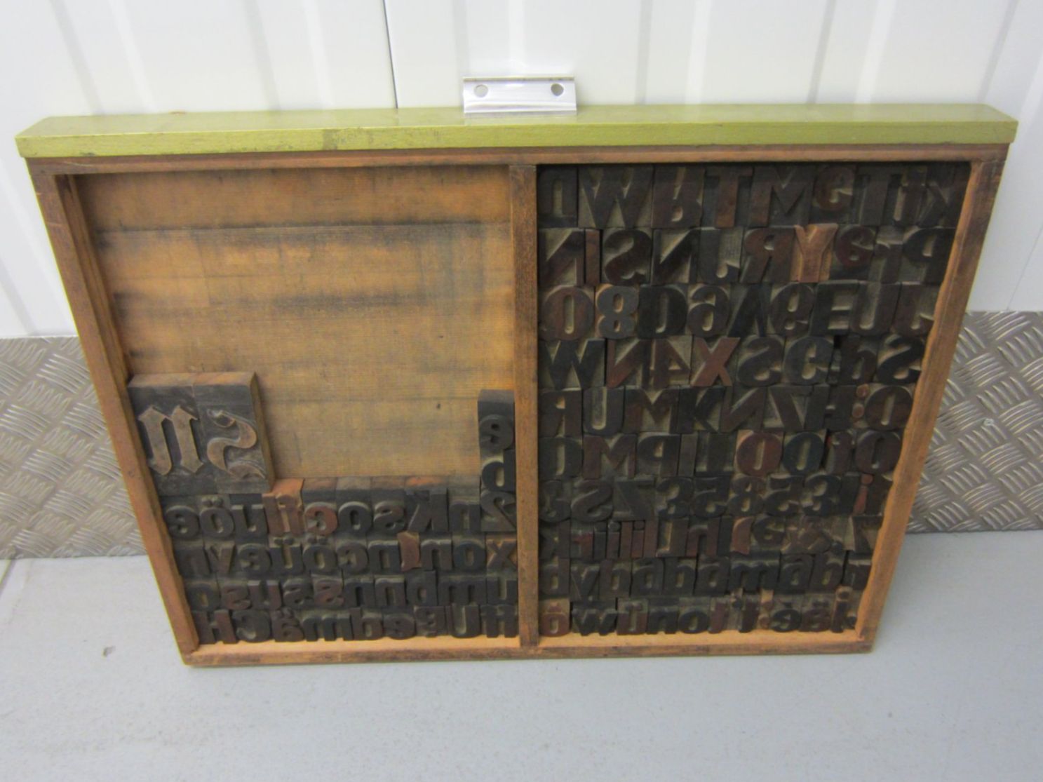 Holzartikel: Antikes Buchdrucker Set mit Holzbuchstaben – Gebraucht aus Bern von Nanuni
