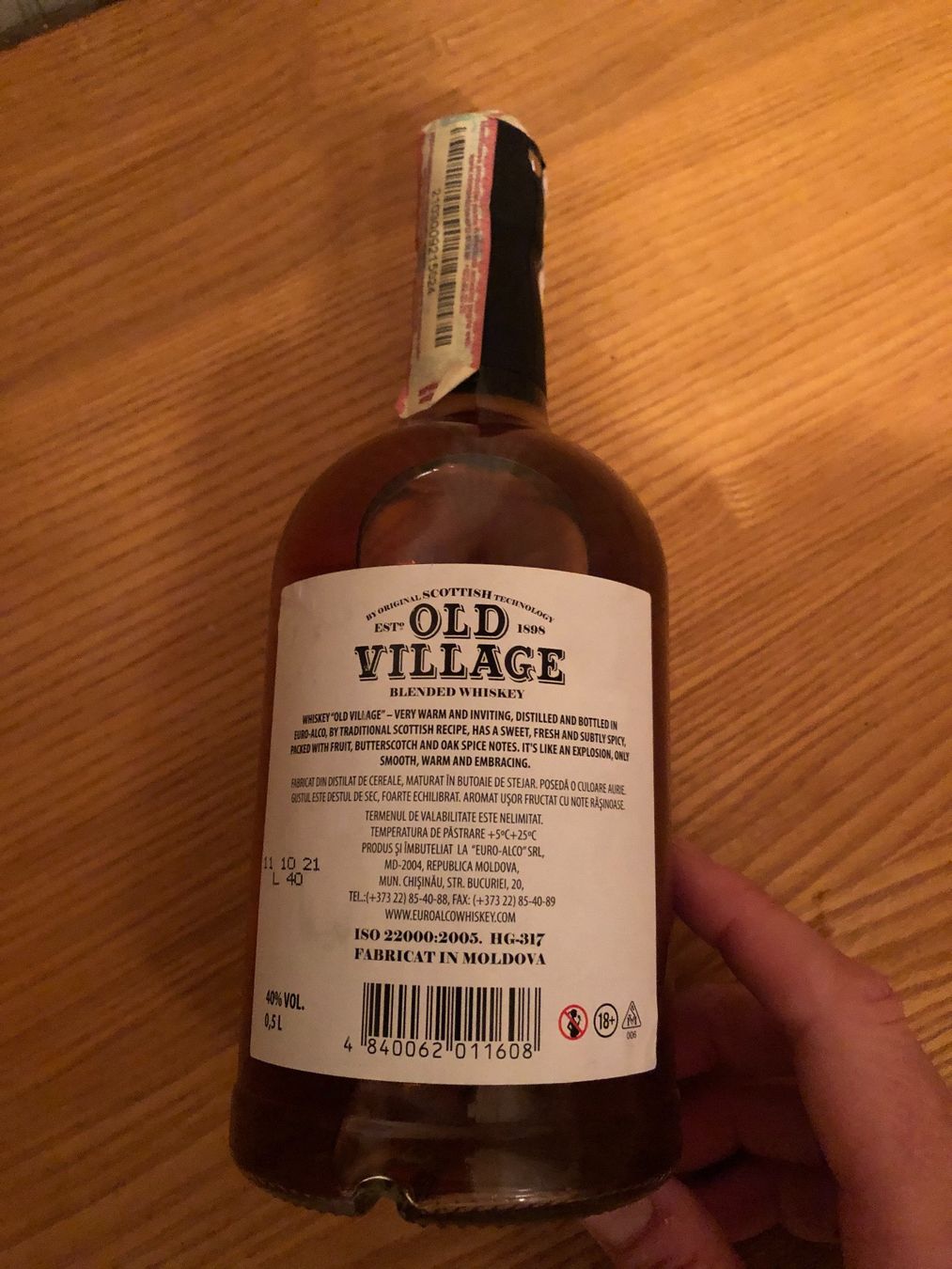 Bevande alcoliche: OLD VILLAGE Blended Whiskey Limited Edition in Eichenfässern – Nuovo e nell'imballaggio originale da Wald ZH venduto da mlnt 7