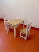 Kindertisch mit Stühlen weiss/Holz gebr. Zustand