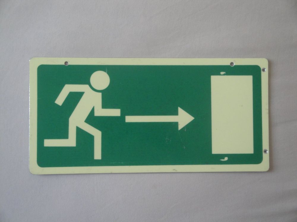 Notausgang Schild Nach ISO 7010 – Selbstklebender Aufkleber „Notausgang Freihalten“, 279x148 Mm | Made In Germany Von MBS-SIGNS