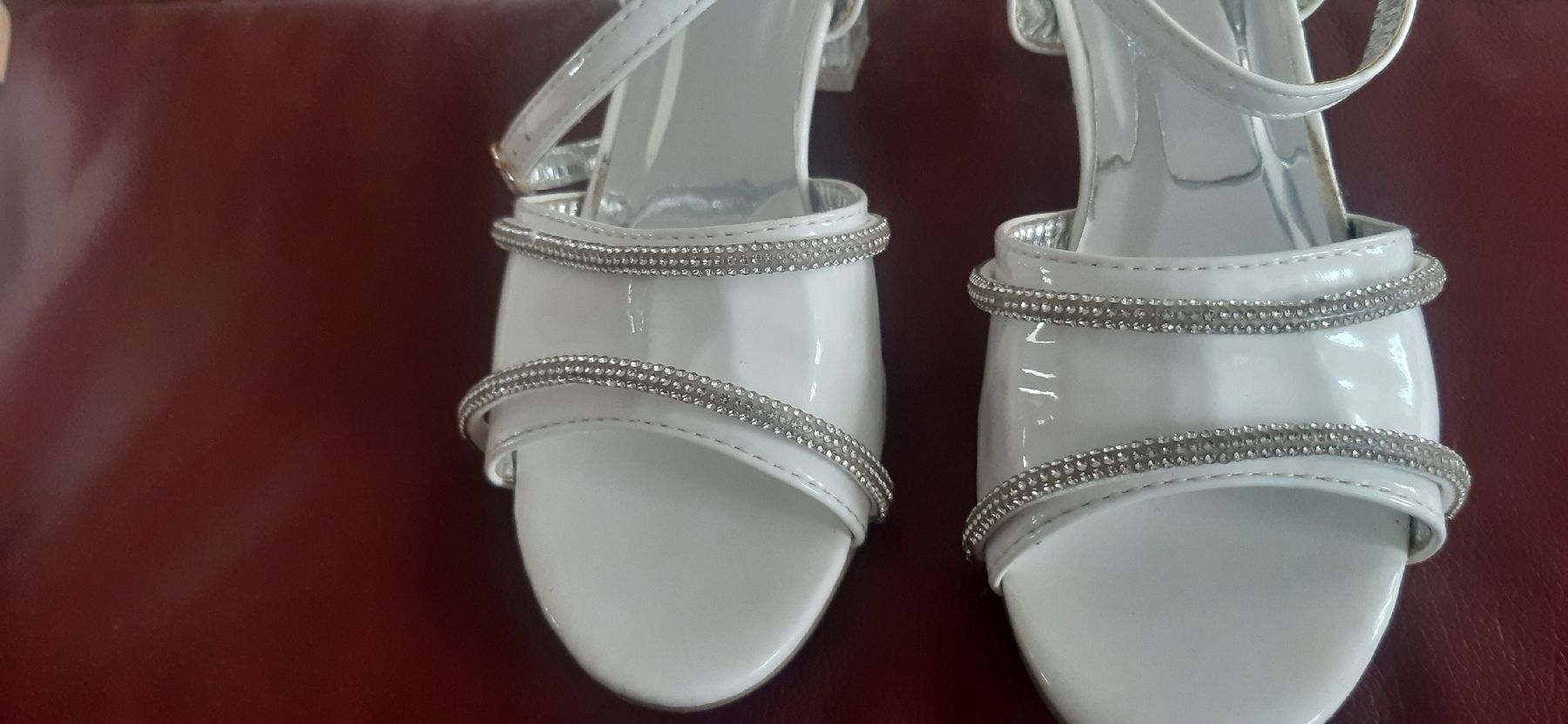Scarpe per ragazze: Weisse Mädchen Sandaletten mit Strass, Grösse 36 – Usato da Gretzenbach venduto da LSXS 2