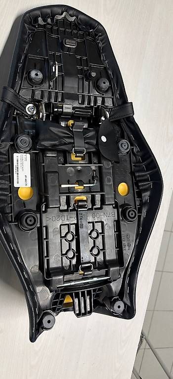 Tutti i ricambio per moto: Yamaha MT09 Sattel – Nuovo e nell'imballaggio originale da Oberentfelden venduto da fmxstyle 1