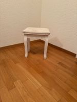 Sitzhocker mit Holzbeine