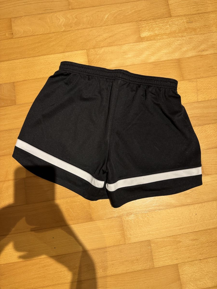 Nike Pantaloni: Shorts – Nuovo (secondo la descrizione) da Turgi venduto da eiiinalem 2